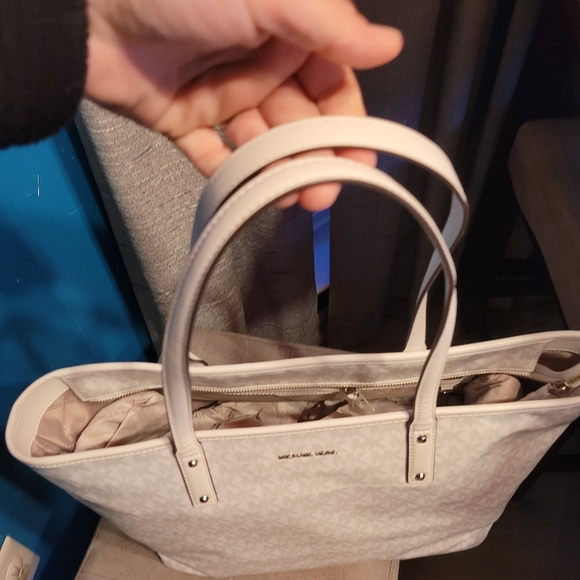 Michael Kors Carter Large White/Alumin Zippered Tote Bag NEW With Tags - Picture 5 of 13